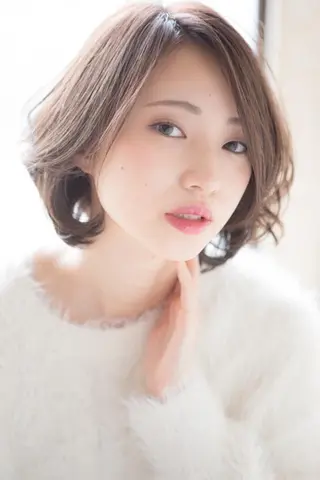 ミディアム ハイトーン/ワンカラ /レイヤー/ウルフのヘアスタイル