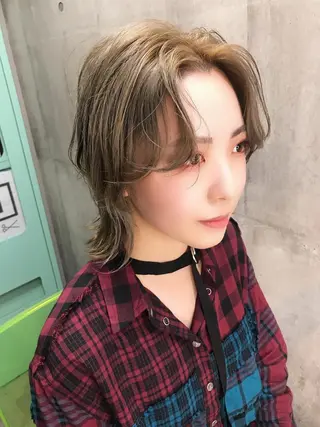 ミディアム カラー ホワイト&レイヤーカ ットエクステ長畠俊輔のヘアスタイル