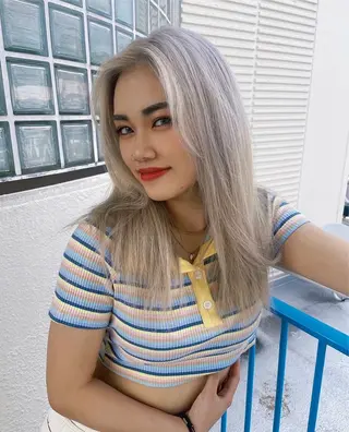 セミロング カラー JIEN MIUのヘアスタイル