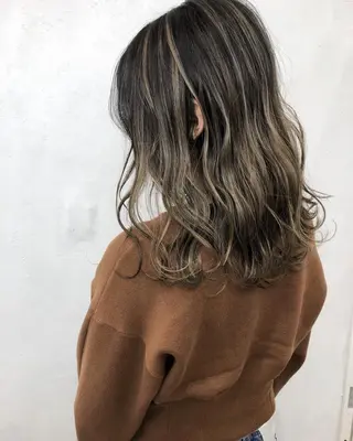 ミディアム カラー ブリーチカラーレイヤ ーカット🦋annaのヘアスタイル