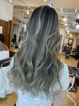 ロング カラー コントラスト バレイヤージュ志鎌のヘアスタイル