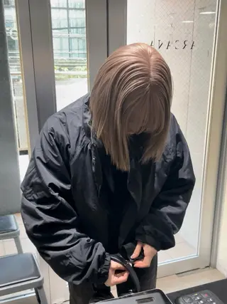 カラー ミルクティーベージュ ブリーチ🖤サヤカのヘアスタイル