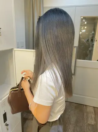 ロング 梅田ハイトーン チダ ヒナノのヘアスタイル