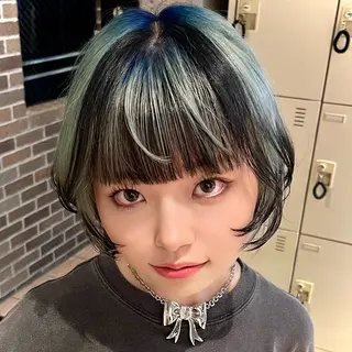 ショート カラー ウルフとハイトーン オタク美容師のユウトのヘアスタイル