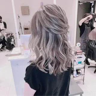 ロング カラー ヘアアレンジ オフホワイトアンドなんば所属・福西 洋斗のヘアスタイル