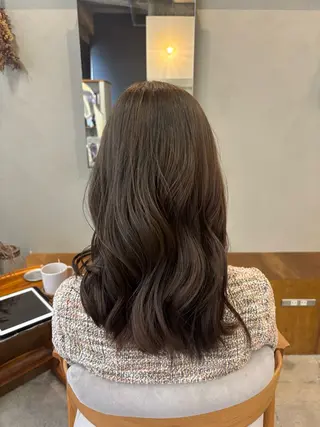 カラー 🌷花屋併設🌷 岡本明日実のヘアスタイル