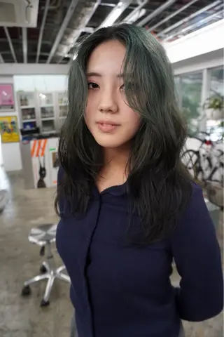 セミロング カラー パーマ ヘアアレンジ 髪と音処　マトぺ所属・ダブルカラー/ボブ ブリーチカラー/ユリのヘアスタイル