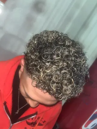 ショート 108 【ワンオーエイト】所属・✂︎横浜 関内 良輝 特殊ヘア💈のヘアスタイル
