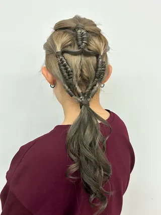 ロング ヘアアレンジ rebloom所属・山之内匠/艶カラー/ ハイトーン/ブリーチのヘアスタイル