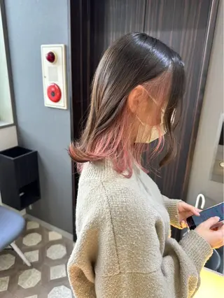 セミロング カラー ダメージレスブリーチ デザイン．咲良のヘアスタイル