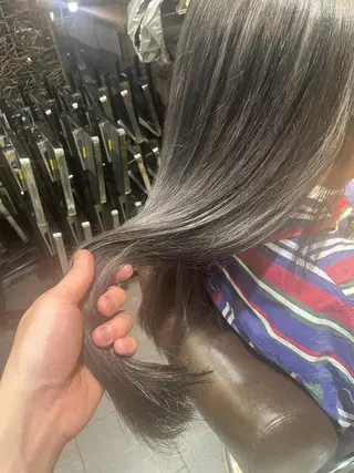 セミロング カラー ブリーチ＆縮毛矯正 🧸tomoki🧸のヘアスタイル