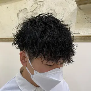 パーマ メンズ 三ノ宮フェザーパーマ 蕃本 啓利のヘアスタイル