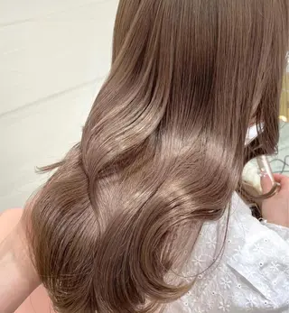 ロング カラー Kvell&Co.所属・ハイトーン カラーのヘアスタイル