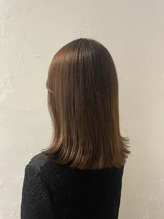 ミディアム mina / 透明感ベージュカラーのヘアスタイル