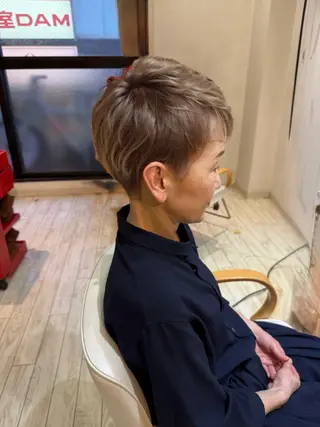 ショート カラー コンプリート ヘアのヘアスタイル