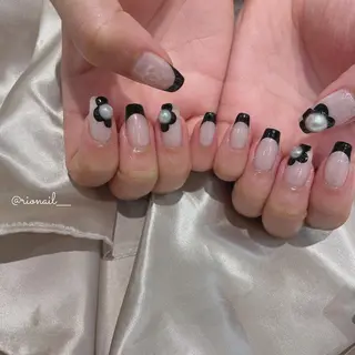 ネイル 𝘙𝘪𝘰𝘯𝘢 ...🕯🤍のネイルデザイン