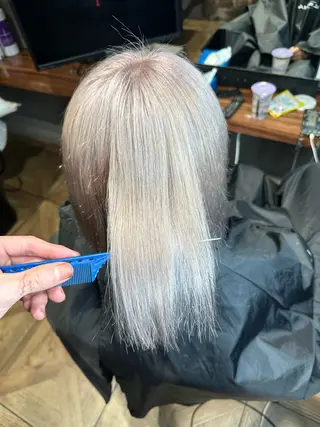 ミディアム 奥本 侑 ハイトーン、髪質改善のヘアスタイル