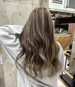ロング 🫧ハイライトカラー 🫧 𝓜𝓘𝓤のヘアスタイル