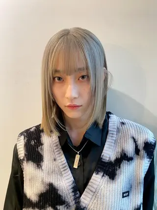 ミディアム カラー 梅田ハイトーン チダ ヒナノのヘアスタイル