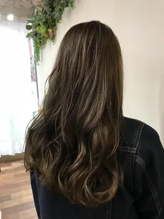 ロング カラー いけだ　ひかり ハイライトくびれヘアのヘアスタイル