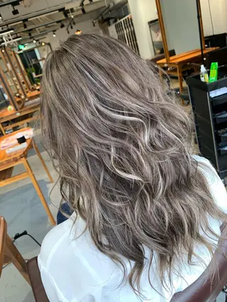 セミロング カラー hair  design Norm所属・ハイライトバレイヤー ジュ🎨川村聖吾🎨のヘアスタイル