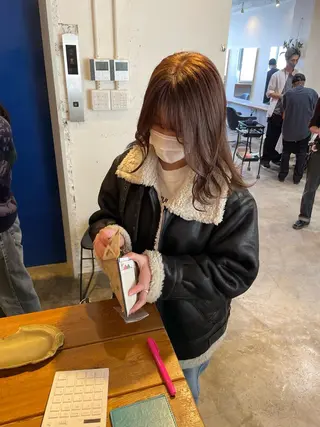 ミディアム カラー MIOベージュカラー 柔らかいカラーのヘアスタイル