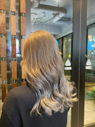 ロング カラー 佐々木 彩乃のヘアスタイル