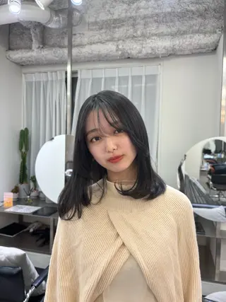 ミディアム CYAN by artefice所属・安達 萌花のヘアスタイル