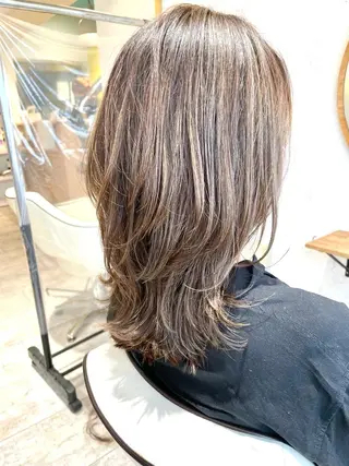 セミロング esse大阪茶屋町店所属・レイヤーカット 新井田陽寿のヘアスタイル