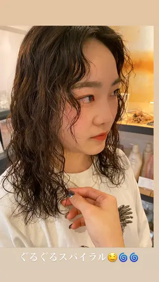 セミロング パーマ 梅田ハイトーン チダ ヒナノのヘアスタイル