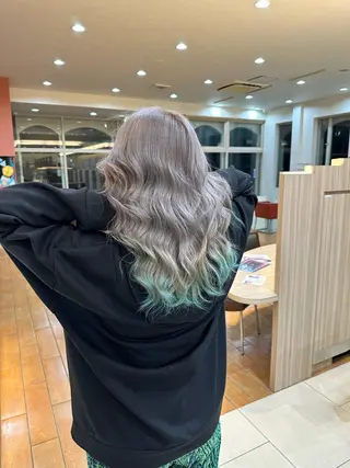 セミロング カラー プログレス小平小川所属・フェザー/波巻き 雫石大夢のヘアスタイル