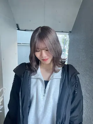カラー ミルクティーベージュ ブリーチ🖤サヤカのヘアスタイル