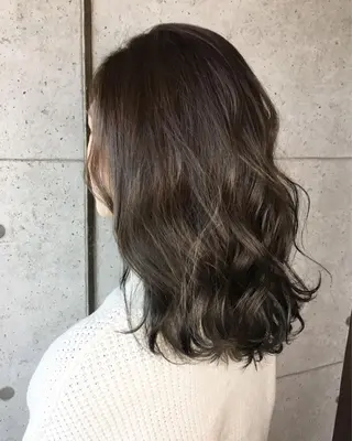ミディアム 足立 磨咲のヘアスタイル