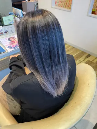 セミロング enn.bleach by t.a.g所属・碇山 楓己のヘアスタイル