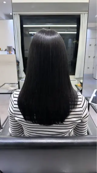 セミロング カラー elu by AHNKISM所属・艶髪/ 透明感カラーのヘアスタイル