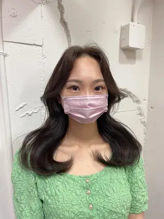 セミロング 韓国ヘア レイヤーカットのヘアスタイル