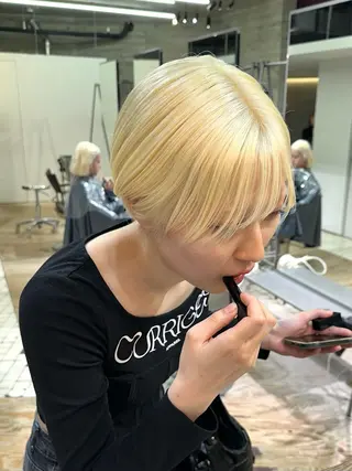 ショート 抜きっぱなしブロンド ササキカズマのヘアスタイル