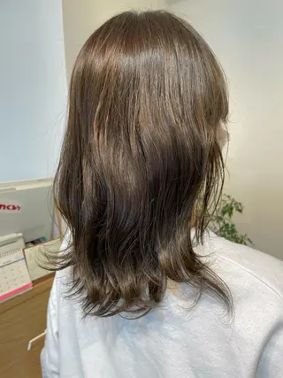 ミディアム カラー Rin:nel hair所属・Takanishi くすみベージュカラーのヘアスタイル