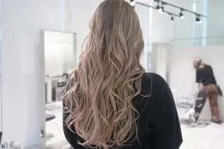 ロング カラー mao/天神ブリーチ ハイトーンカラーのヘアスタイル