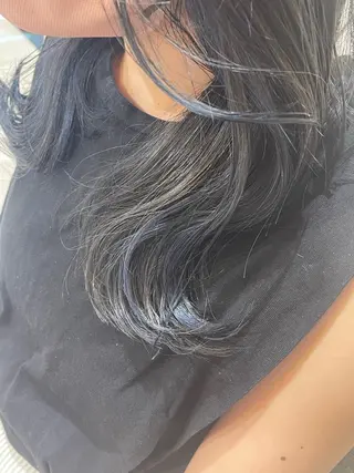 カラー 濱田輝レイヤー 韓国風 ハイトーンのヘアスタイル