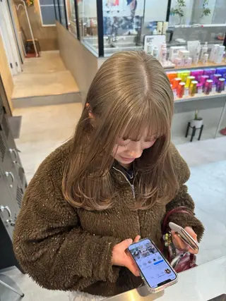 ミディアム INORI|艶カラ ー|フェイスレイヤーのヘアスタイル