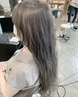 ロング Ripps長居所属・メテオ ／ヘアカラー 西川菜実のヘアスタイル