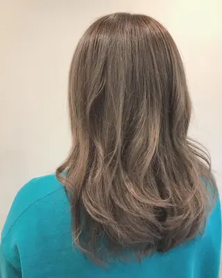 セミロング カラー エイト ウメダのヘアスタイル