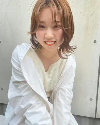ミディアム カラー tomo🍒パーマ ハイトーン似合わせのヘアスタイル