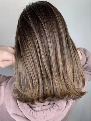 ミディアム ＿WHITE鳳店 アンダーバーホワイトのヘアスタイル