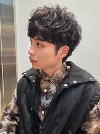 メンズ メンズ ヘアメイク ハイトーン キャロのヘアスタイル