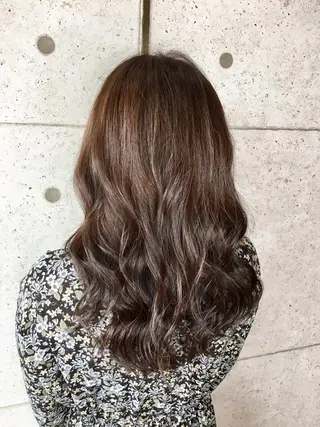 セミロング 足立 磨咲のヘアスタイル