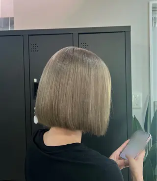 ショート ハイトーン/艶カラー 𝐧𝐨𝐚のヘアスタイル