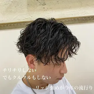 パーマ メンズ 三ノ宮フェザーパーマ 蕃本 啓利のヘアスタイル