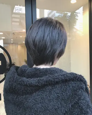 ショート カラー エイト ウメダのヘアスタイル